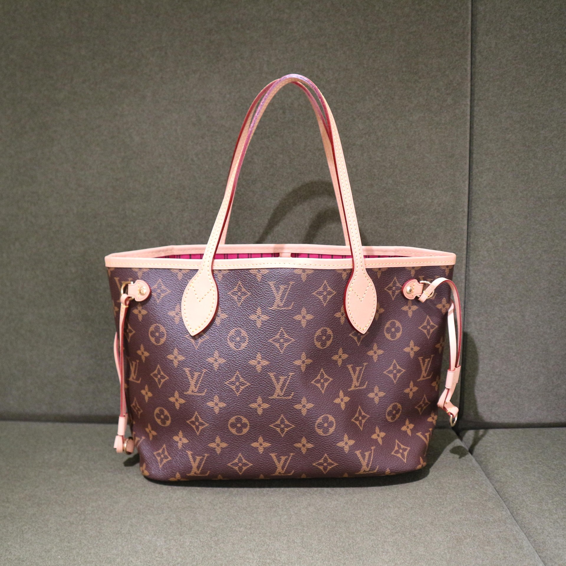 Sacs de luxe de seconde main authentifiés à Tokyo